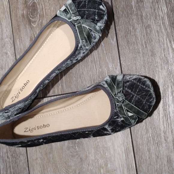 Zigi Soho gray quilted diamond velvet flats. NWOT. Size 8.5 - Picture 1 of 10